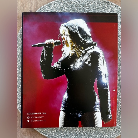 Taylor Swift reputation official tour book - Picture 2 of 4